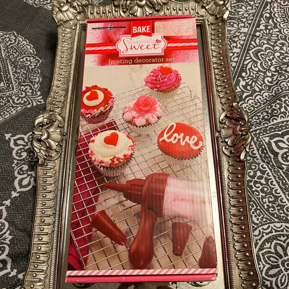 NIB-Nordic Ware Frosting Decorator Set